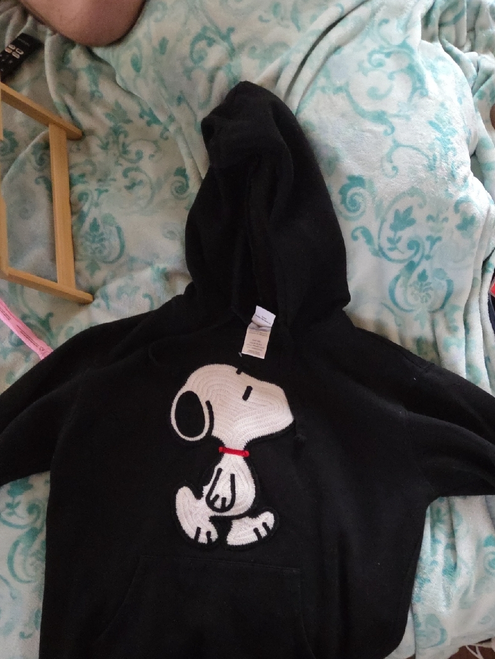 KIDS LARGE Black Snoopy Graphic Hoodie - Classic Peanuts Design